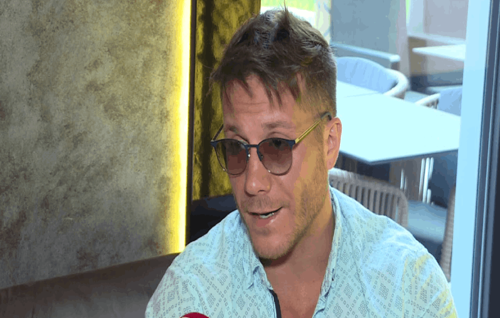 SAŠA  KOVAČEVIĆ IZAŠAO IZ BOLNICE : Obratio se <span style='color:red;'><b>obožavaoc</b></span>ima (VIDEO)